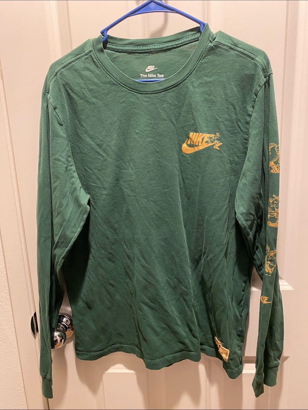 Nike MORNING ROUTINE LONG SLEEVE GRAPHIC TEE IN GREEN